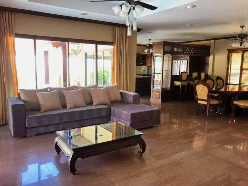 House for rent Huay Yai Pattaya showing the living, dining and kitchen areas House for rent Huay Yai Pattaya showing the living, dining and kitchen areas