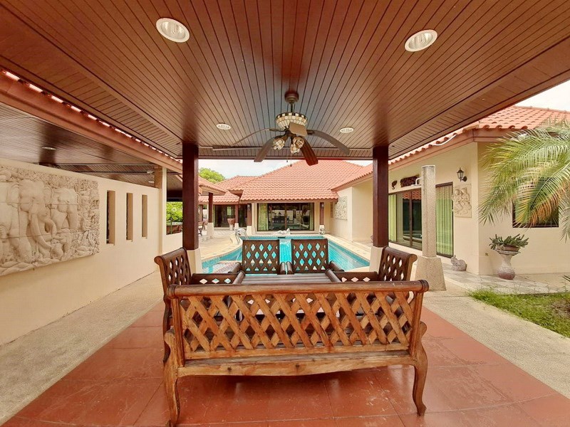 House for rent Huay Yai Pattaya showing the covered terrace and pool House for rent Huay Yai Pattaya showing the covered terrace and pool