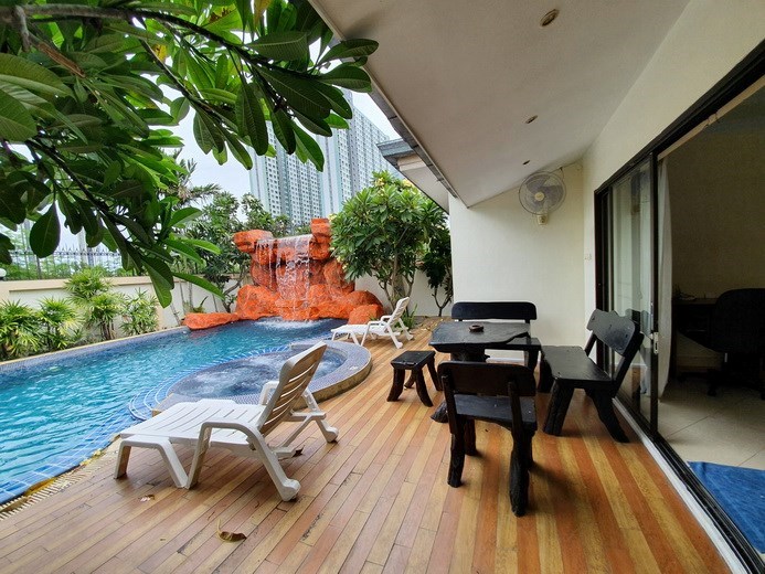 House for rent Jomtien Pattaya showing the covered terrace and pool House for rent Jomtien Pattaya showing the covered terrace and pool