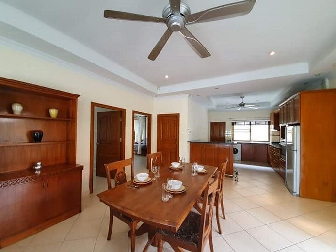 House for rent Jomtien Pattaya showing the dining and kitchen areas House for rent Jomtien Pattaya showing the dining and kitchen areas