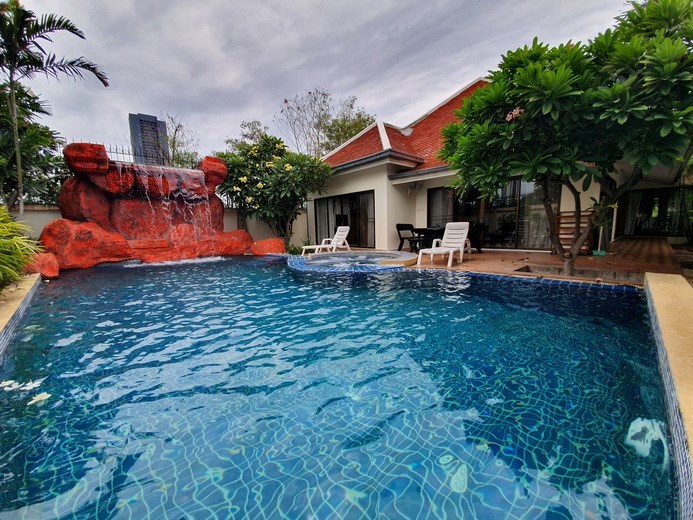 House for rent Jomtien Pattaya showing the house and pool House for rent Jomtien Pattaya showing the house and pool