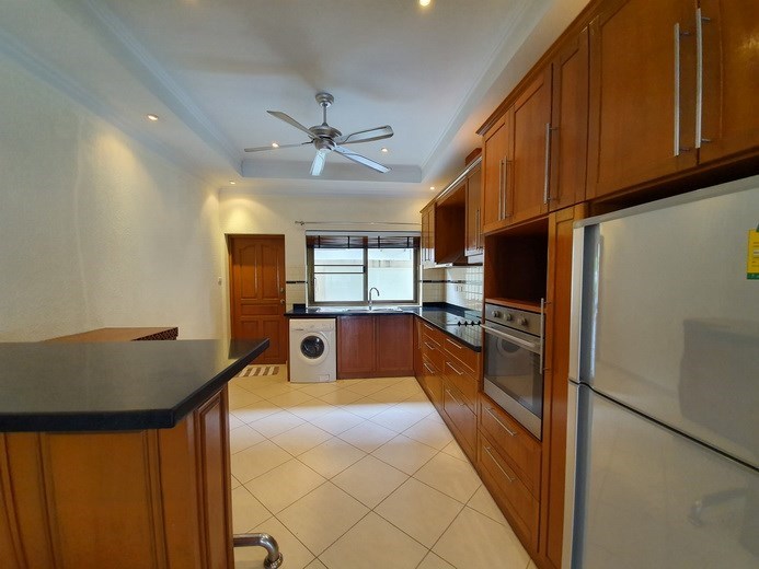 House for rent Jomtien Pattaya showing the kitchen with washing machine House for rent Jomtien Pattaya showing the kitchen with washing machine