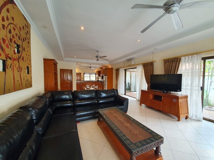 House for rent Jomtien Pattaya showing the living, dining and kitchen areas House for rent Jomtien Pattaya showing the living, dining and kitchen areas