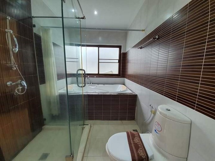 House for rent Jomtien Pattaya showing the master bathroom with bathtub House for rent Jomtien Pattaya showing the master bathroom with bathtub