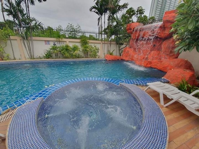 House for rent Jomtien Pattaya showing the water fall and Jacuzzi pool House for rent Jomtien Pattaya showing the water fall and Jacuzzi pool