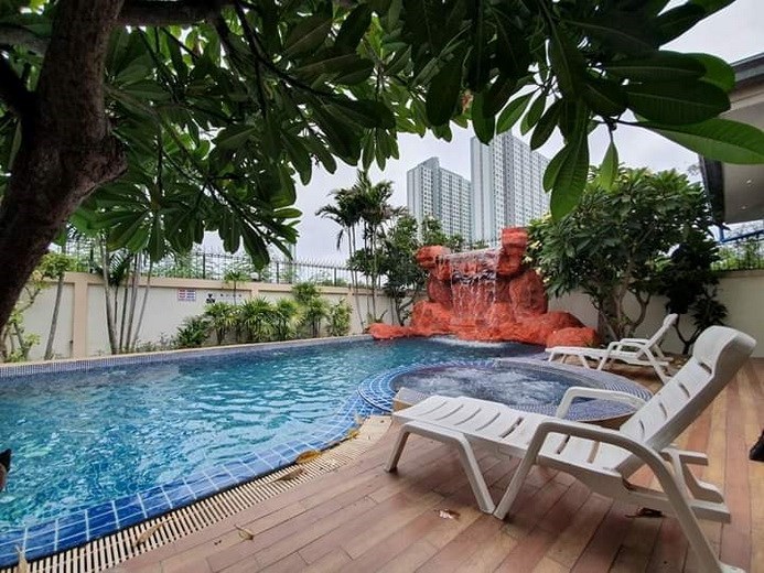 House for rent Jomtien Pattaya showing the poolside terraces House for rent Jomtien Pattaya showing the poolside terraces