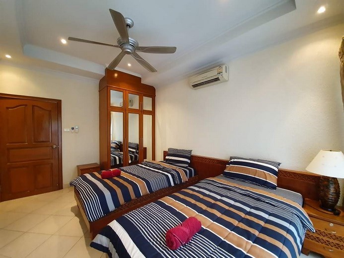 House for rent Jomtien Pattaya showing the third bedroom with built-in wardrobes House for rent Jomtien Pattaya showing the third bedroom with built-in wardrobes
