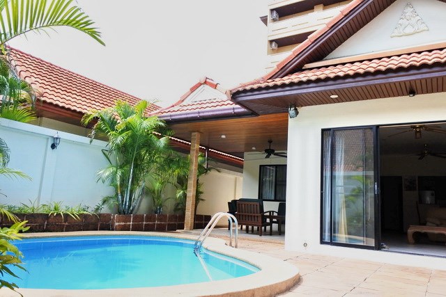 House for rent View Talay Villas Jomtien showing the house and pool House for rent View Talay Villas Jomtien showing the house and pool