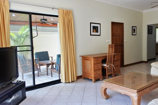 House for rent View Talay Villas Jomtien showing the living area and covered terrace House for rent View Talay Villas Jomtien showing the living area and covered terrace