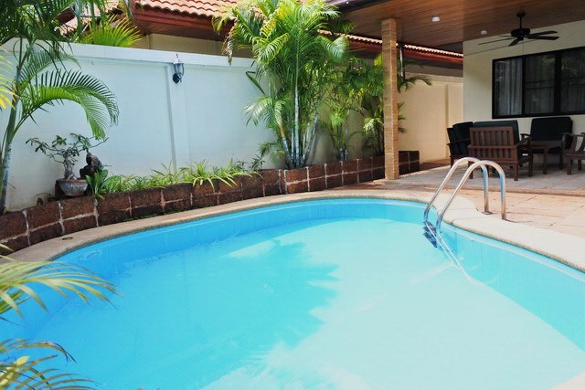 House for rent View Talay Villas Jomtien showing the pool and covered terrace House for rent View Talay Villas Jomtien showing the pool and covered terrace