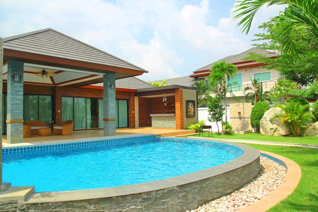 House for rent Huay Yai Pattaya showing the house, pool and terrace House for rent Huay Yai Pattaya showing the house, pool and terrace