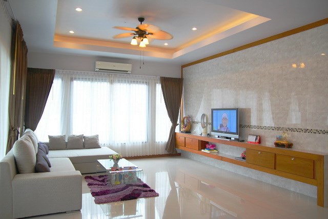 House for rent Huay Yai Pattaya showing the living room House for rent Huay Yai Pattaya showing the living room