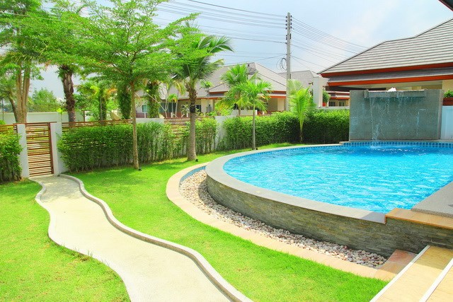 House for rent Huay Yai Pattaya showing the pool and garden House for rent Huay Yai Pattaya showing the pool and garden