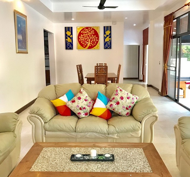 House for rent Mabprachan Pattaya showing the living and dining areas House for rent Mabprachan Pattaya showing the living and dining areas