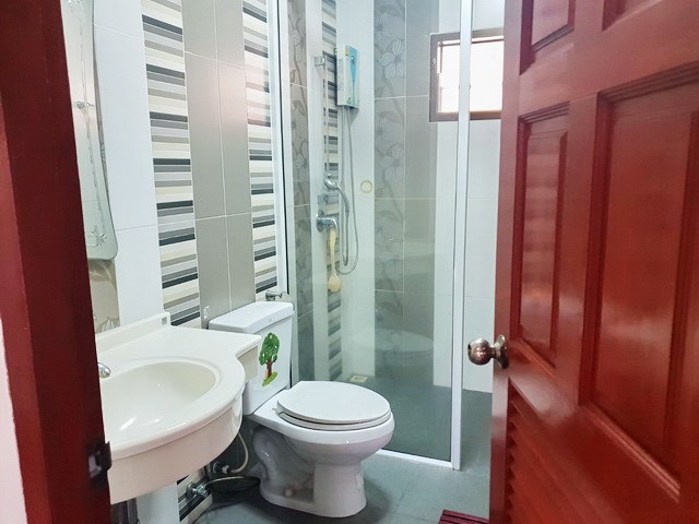 House For sale East Pattaya showing a bathroom House For sale East Pattaya showing a bathroom