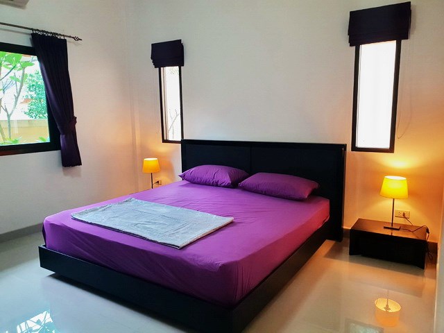 House For sale East Pattaya showing the master bedroom House For sale East Pattaya showing the master bedroom