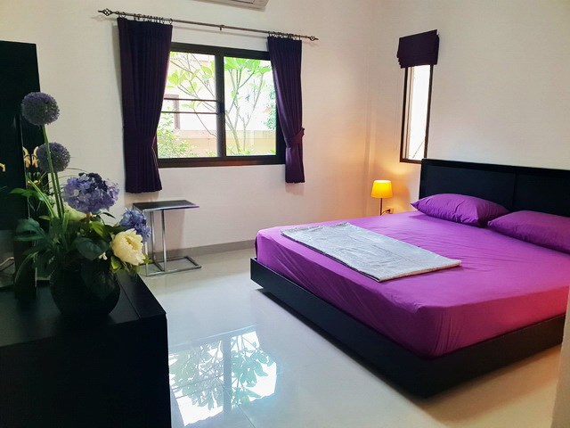 House For sale East Pattaya showing the master bedroom suite House For sale East Pattaya showing the master bedroom suite