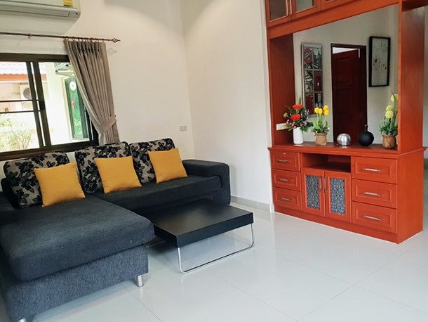 House For sale East Pattaya showing the open plan living area House For sale East Pattaya showing the open plan living area