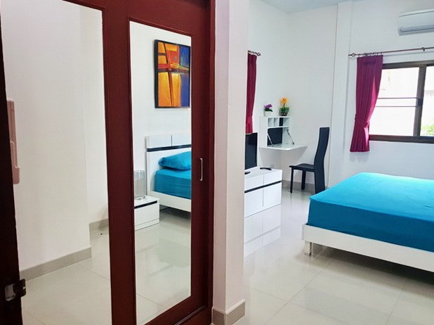 House For sale East Pattaya showing the second bedroom with builtin wardrobes House For sale East Pattaya showing the second bedroom with builtin wardrobes