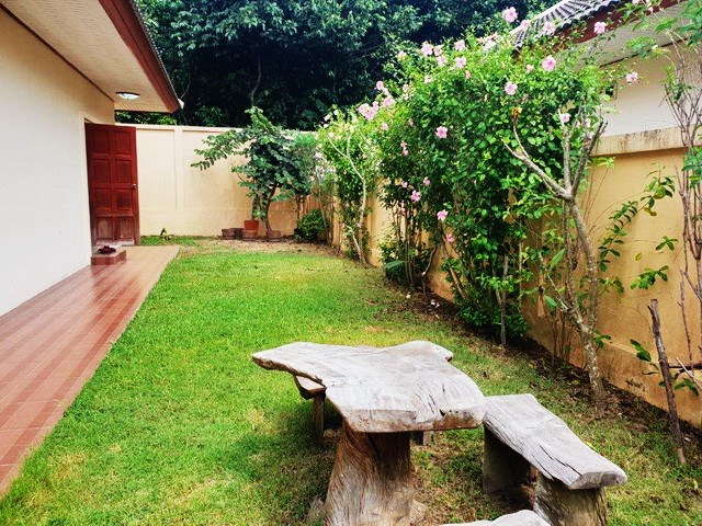 House For sale East Pattaya showing the garden House For sale East Pattaya showing the garden