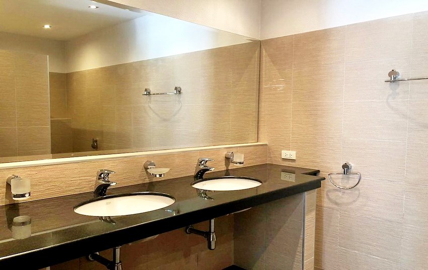 House for sale Pattaya SIAM ROYAL VIEW showing the bathroom House for sale Pattaya SIAM ROYAL VIEW showing the bathroom