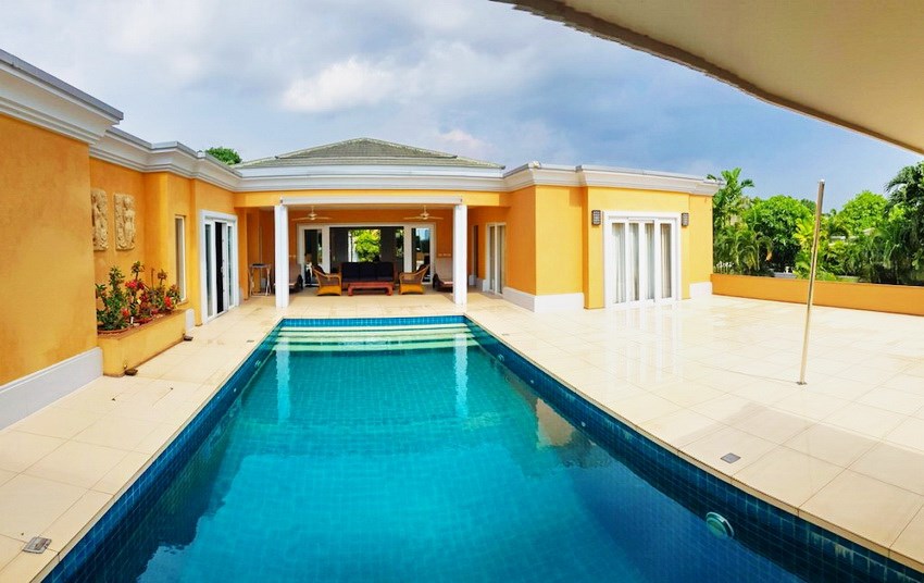 House for sale Pattaya SIAM ROYAL VIEW showing the house, covered terrace and pool House for sale Pattaya SIAM ROYAL VIEW showing the house, covered terrace and pool
