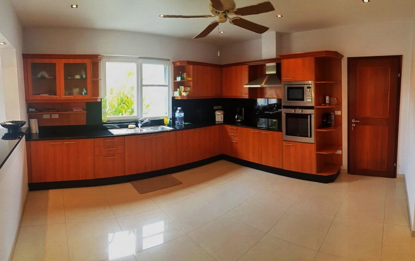 House for sale Pattaya SIAM ROYAL VIEW showing the kitchen House for sale Pattaya SIAM ROYAL VIEW showing the kitchen