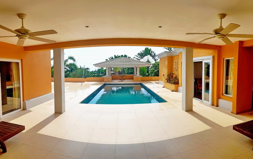House for sale Pattaya SIAM ROYAL VIEW showing the terrace and pool House for sale Pattaya SIAM ROYAL VIEW showing the terrace and pool