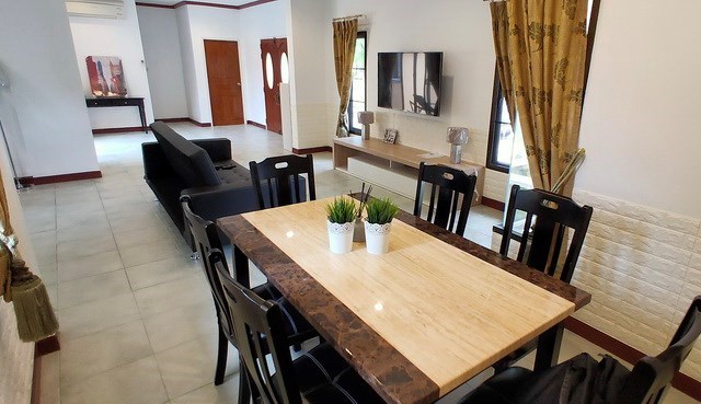 House for sale East Pattaya showing the dining and living areas House for sale East Pattaya showing the dining and living areas