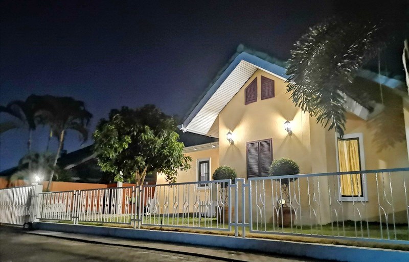 House for sale East Pattaya showing the house and garden House for sale East Pattaya showing the house and garden
