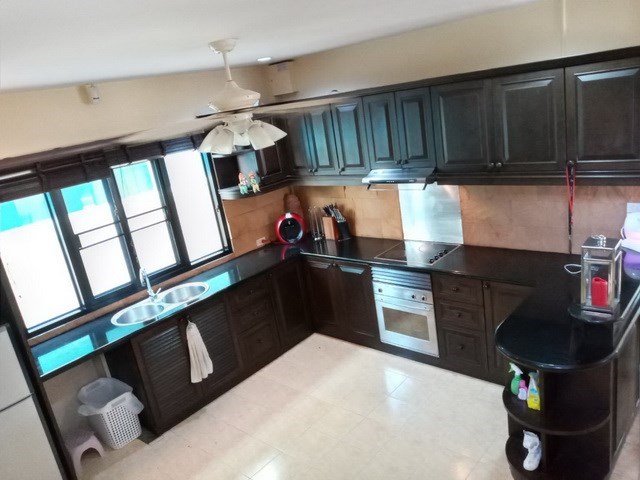 House for sale East Pattaya showing the kitchen House for sale East Pattaya showing the kitchen