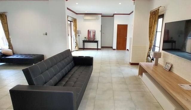 House for sale East Pattaya showing the living area House for sale East Pattaya showing the living area