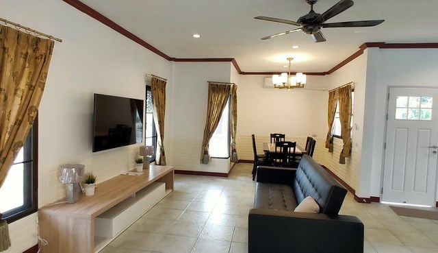 House for sale East Pattaya showing the living room House for sale East Pattaya showing the living room