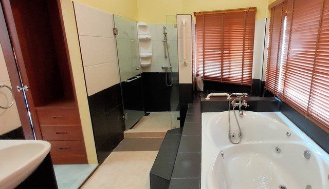 House for sale East Pattaya showing the master bedroom with Jacuzzi bathtub House for sale East Pattaya showing the master bedroom with Jacuzzi bathtub