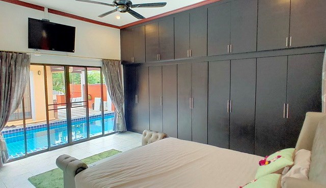 House for sale East Pattaya showing the master bedroom pool view House for sale East Pattaya showing the master bedroom pool view