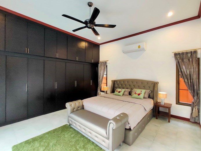 House for sale East Pattaya showing the master bedroom with built-in wardrobes House for sale East Pattaya showing the master bedroom with built-in wardrobes
