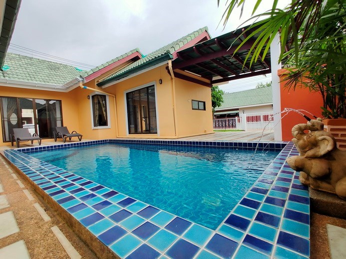 House for sale East Pattaya showing the house, pool and carport House for sale East Pattaya showing the house, pool and carport